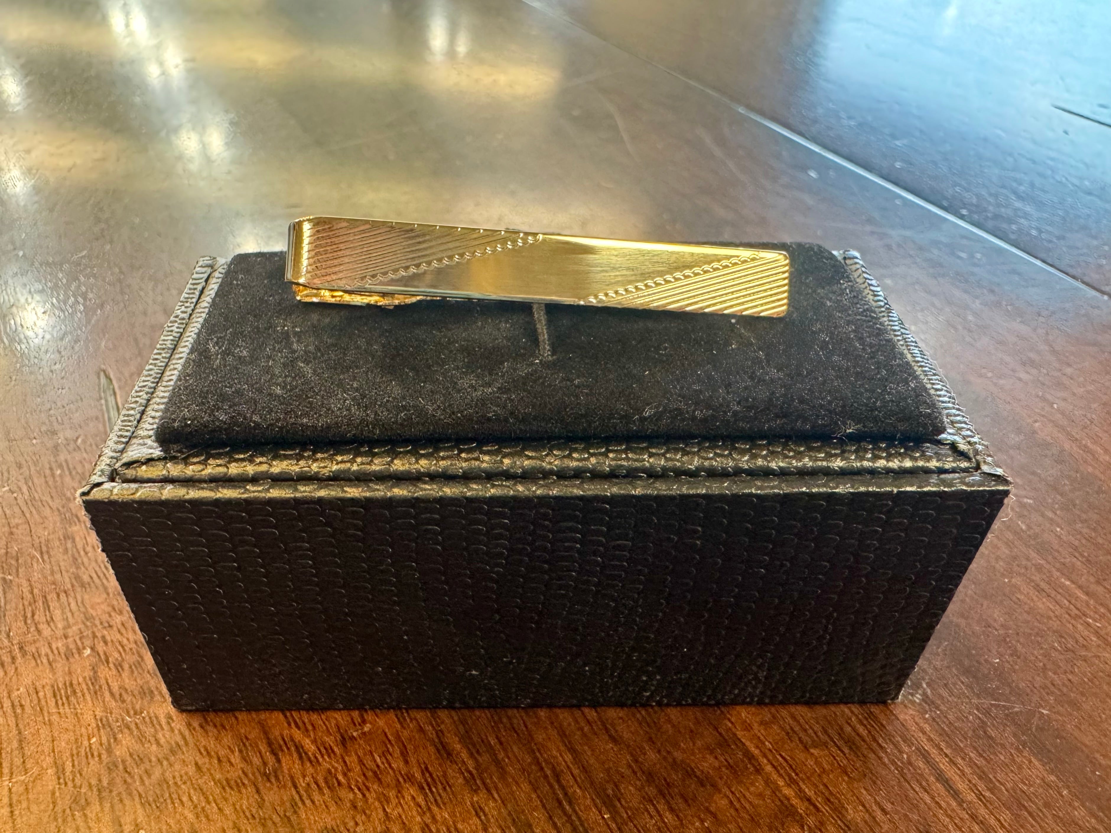 Slanted Lined Tie Bar